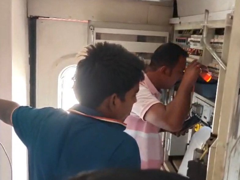 साउथ बिहार एक्सप्रेस के जनरल कोच में अहिराज सांप निकलने की घटना