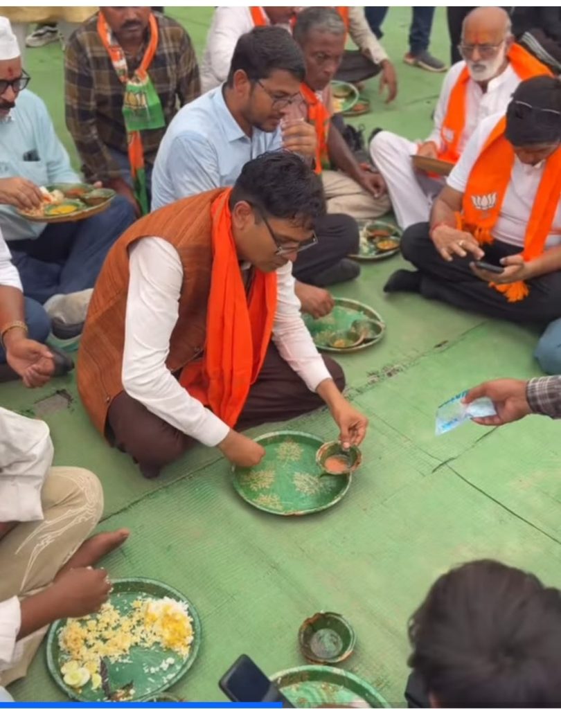 ज़मीन पर बैठकर खाना खाते हुए वित्तमंत्री