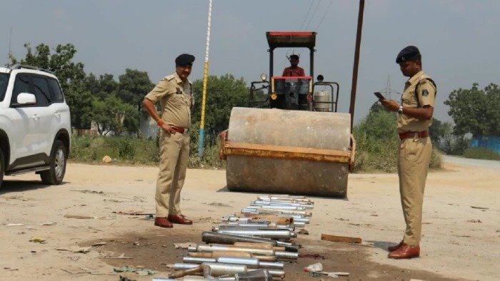 75 मॉडिफाइड साइलेंसर रोड रोलर से नष्ट