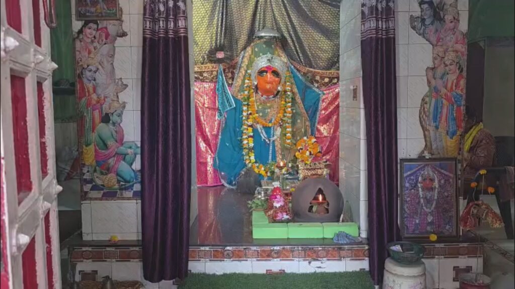 रायगढ़ के ऐतिहासिक मां गढ़ समलाई मंदिर में शारदीय नवरात्रि के दौरान मां चंद्रघंटा स्वरूप की पूजा