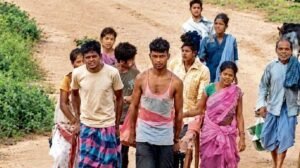 छत्तीसगढ़ के मैनपुर कमारपारा में गर्भवती महिला को खाट पर ले जाते परिजन