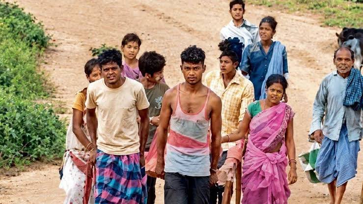 छत्तीसगढ़ के मैनपुर कमारपारा में गर्भवती महिला को खाट पर ले जाते परिजन
