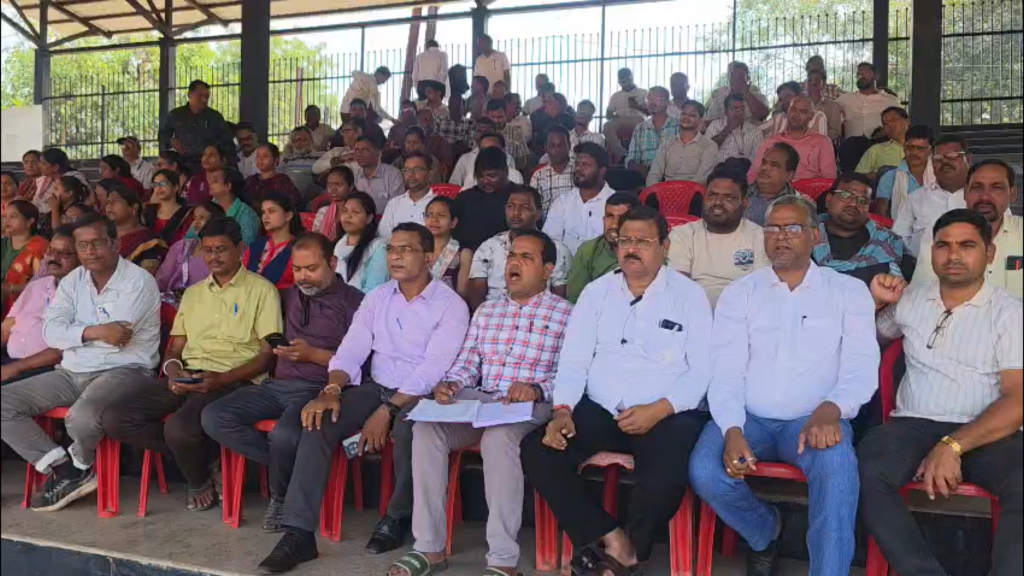 रायगढ़ में पीवी ऐप की समस्याओं और लंबित मांगों को लेकर राजस्व पटवारियों की अनिश्चितकालीन हड़ताल