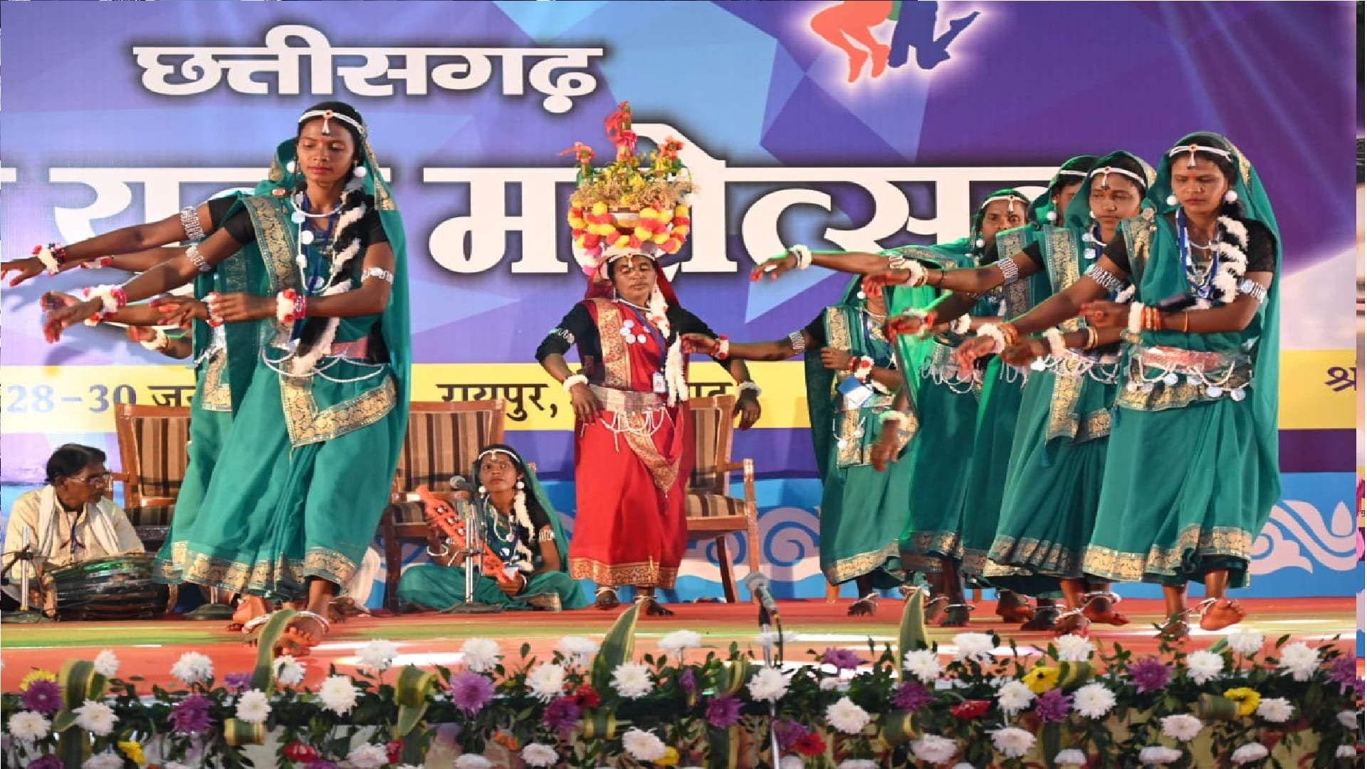 बलौदाबाजार में सामूहिक सुआ संदेश कार्यक्रम के दौरान पारंपरिक सुआ नृत्य करती महिलाएं