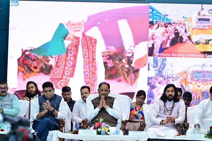 मुख्यमंत्री विष्णु देव साय पीएम किसान उत्सव दिवस कार्यक्रम में किसानों और धान खरीदी की तैयारियों की जानकारी देते हुए