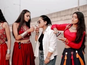 गरबा ड्रेस में लड़कियों ने लहराया बंदूक