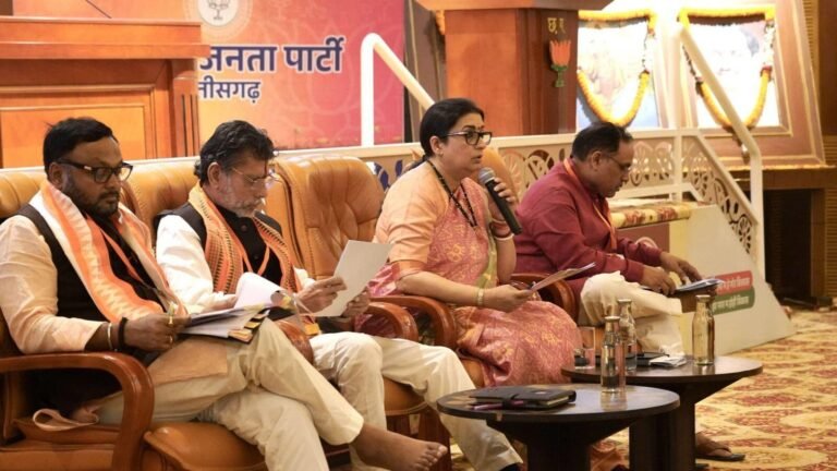 स्मृति ईरानी की रायपुर में भाजपा विधायकों के साथ बैठक